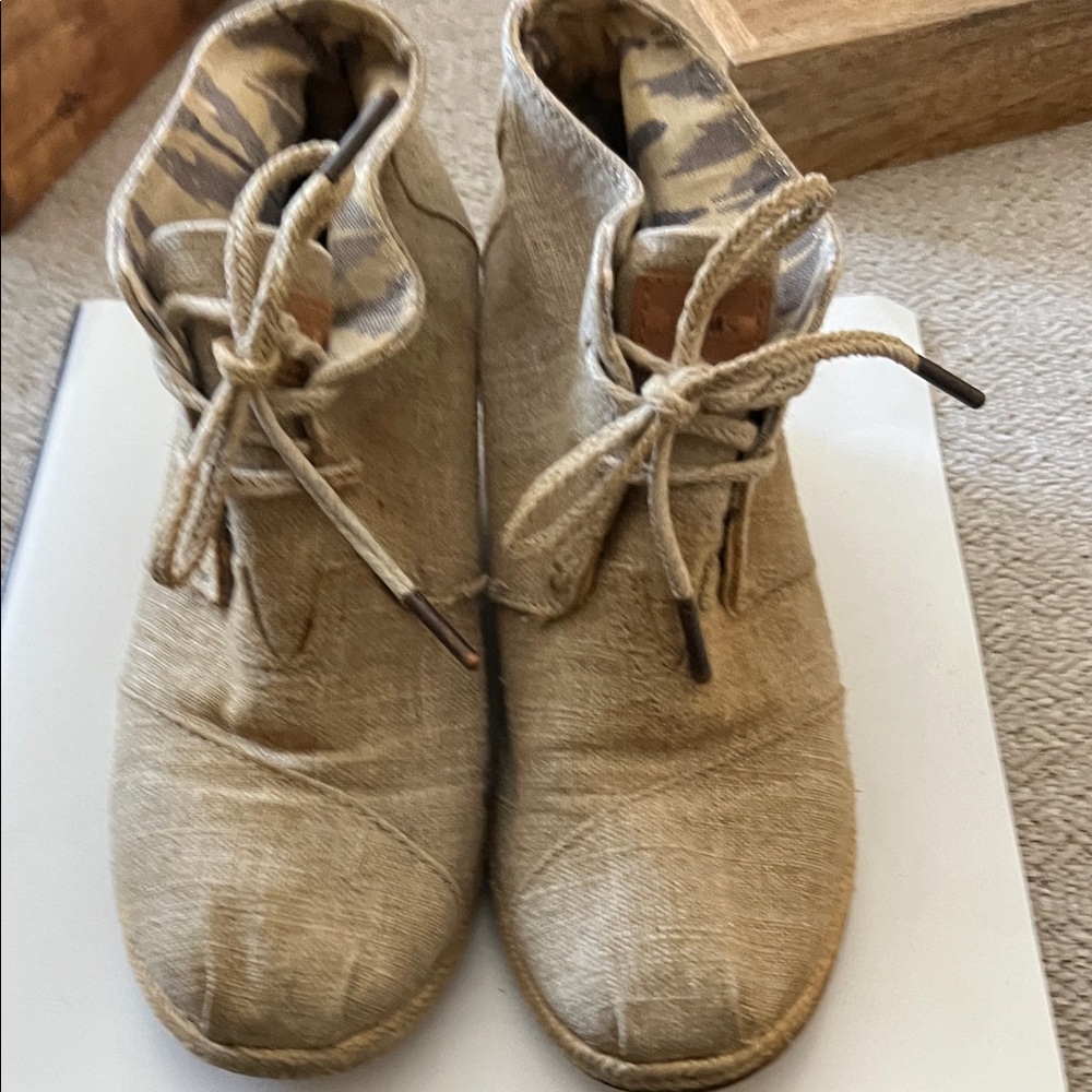 Toms Beige Canvas Lace-Up Ankle Boots with Camo Lining